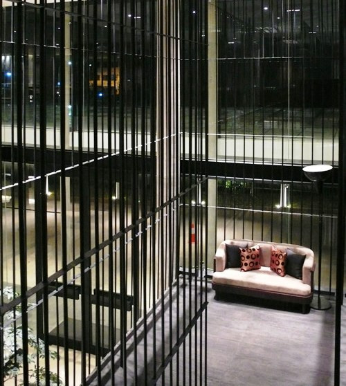 Gaya minimalis dengan sentuhan industrial di Morrissey Hotel Jakarta. Dok. iammorrissey.co