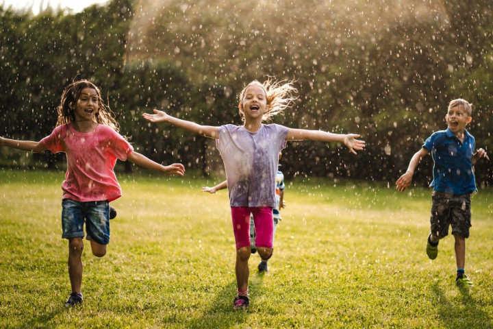 Haruskah Mandi Setelah Diguyur Hujan? Ini Faktanya