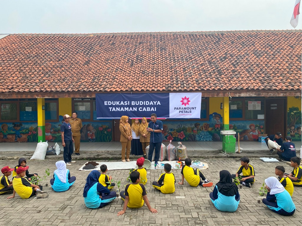 Pj. Bupati Tangerang, Andy Ony, beserta jajarannya melakukan kunjungan ke Sekolah Binaan Paramount Petals ‘Program Edukasi Budidaya Tanaman Cabai’ pada akhir Oktober 2024. Dok Ist