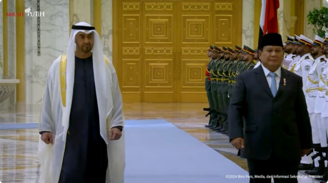 Presiden Prabowo Subianto berjalan bersama Presiden UEA Mohamed bin Zayed Al Nahyan di Istana Qasr Al Watn di Abu Dhabi, UEA, 23 November 2024. (BPMI Setpres)