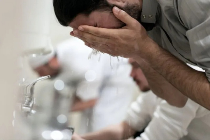 Begini Cara Wudhu di Toilet Agar Tidak Makruh