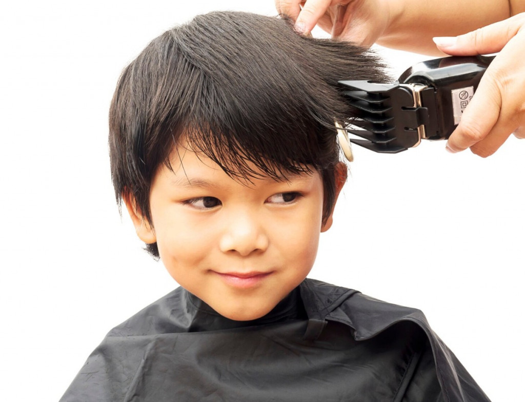Ilustrasi memotong rambut anak laki-laki. Dok. Freepik