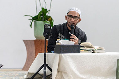 Kata Alfie Alfandy soal Transgender Umrah dengan Hijab