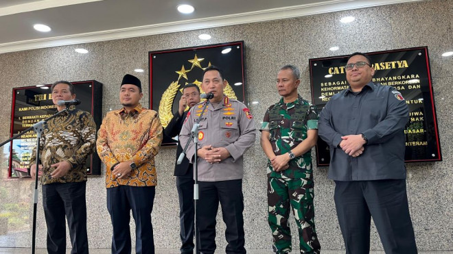 Ketua KPU Mochammad Afifudin (dua dari kiri) usai rakor dengan Kapolri di Mabes Polri. Medcom.id/Siti Yona