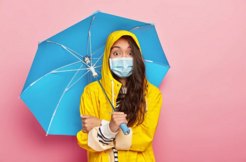 7 Barang yang Wajib Dibawa Siswa ke Sekolah saat Musim Hujan