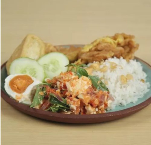 Sedap banget sambal yang satu ini karena memakai daun kemangi. Cus, re-cook di rumah. (Foto: Dok. Endeus TV)