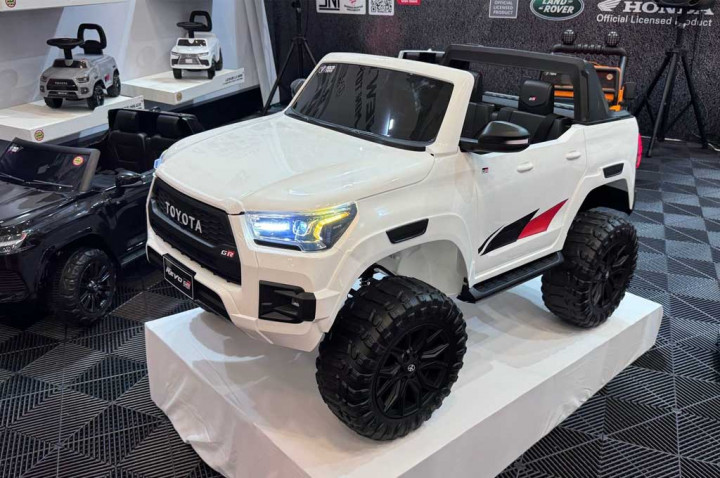 Toyota Hilux GR Sport Versi Mainan Tunggang, Pas Buat Bocah Petualang!