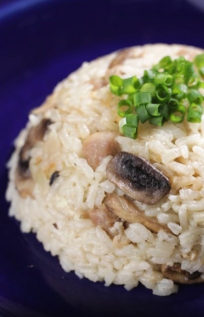Nasi tim ini cukup dimasak dalam rice cooker. Masukkan bahan yang kamu sukai, tunggu dan jadi. (Foto: Dok. Endeus TV)