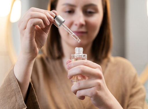Serum sangat bagus untuk hidrasi jika mengandung lemak baik seperti argan, alpukat, atau minyak zaitun. (Foto: Ilustrasi. Dok. Freepik.com)