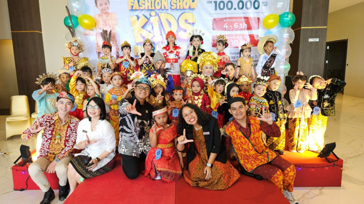 Peringati Hari Anak Sedunia, Puluhan Anak Tampil Kece Menggunakan Baju Adat