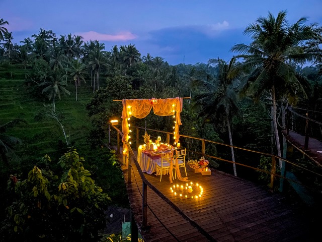 Habiskan waktu kamu dan pasangan dengan romantis dinner di Tegalalang, Ubud Bali. (Foto: Dok. Istimewa)