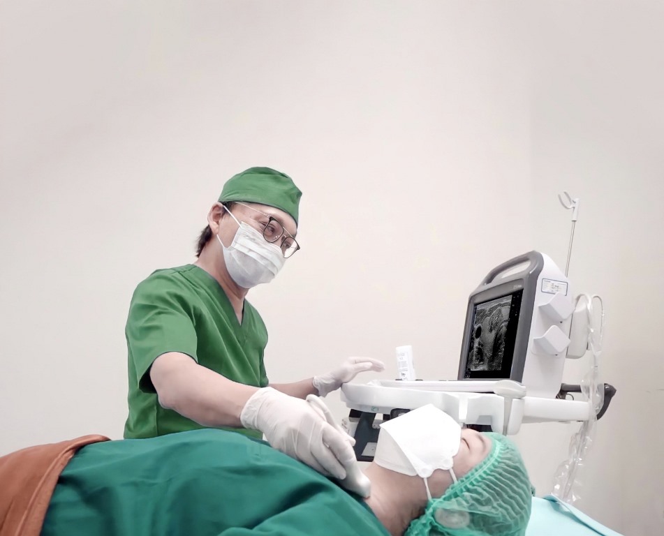 Tindakan ini disebut juga sebagai Radio Frequency Ablation dimana metode ini digunakan untuk memperkecil ukuran sampai menghilangkan tonjolan (nodul) tiroid. Dok. Ist