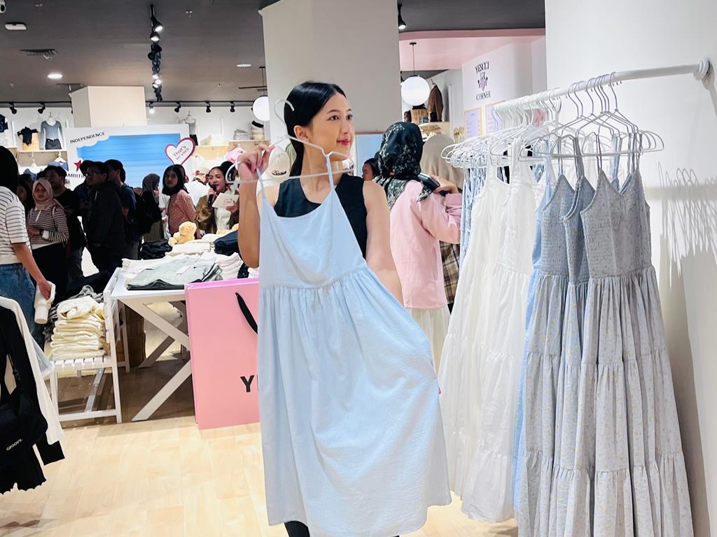 Prilaku belanja Gen Z yang khas, ditandai dengan penekanan pada ekspresi diri, kreativitas, dan kecenderungan terhadap fashion statement yang berani. Dok.. A. Firdaus/Medcom