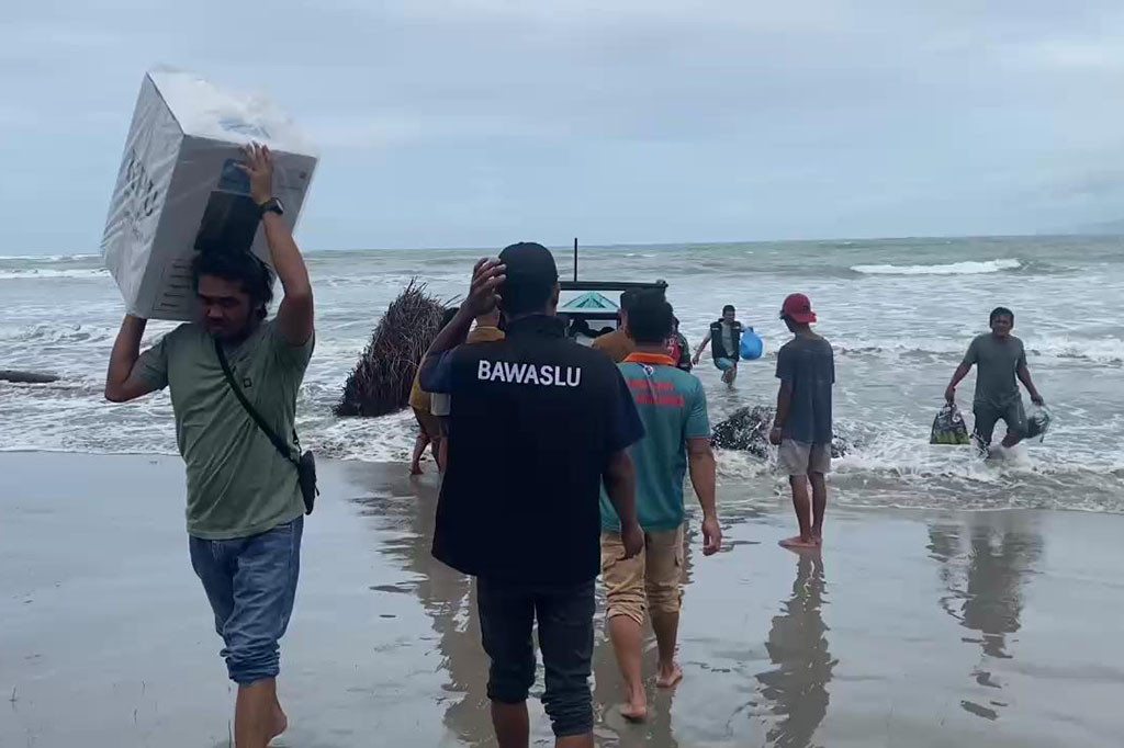 Potret Heroik Distribusi Logistik Pilkada di Wilayah Terpencil Sumbar
