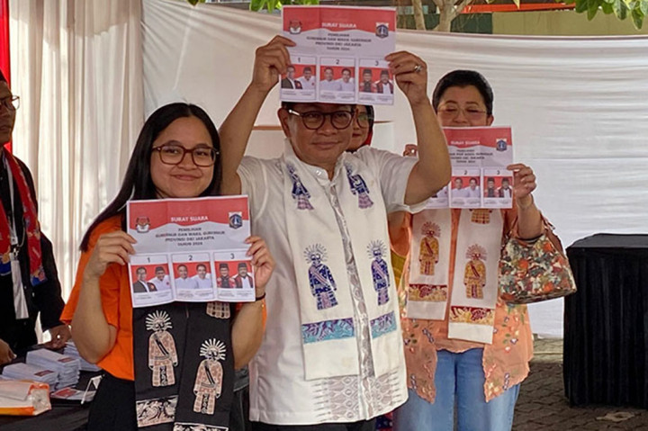 Momen Pramono Anung Mencoblos di TPS 046 Cipete Selatan