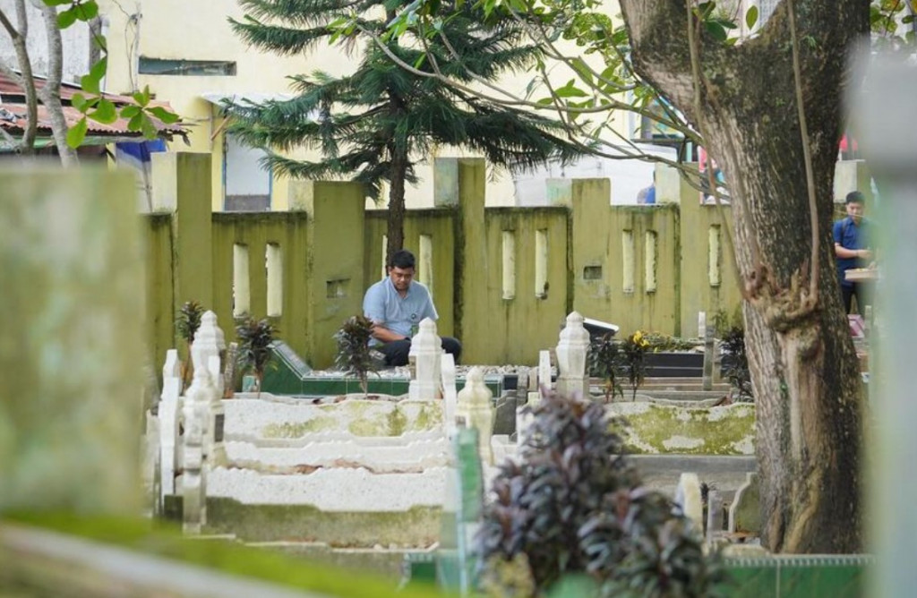 Bobby Nasution Ziarah ke Makam Ayah Jelang Pencoblosan, Satu TPS dengan Keluarga