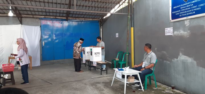 Gibran Rakabuming dan Istri Nyoblos di TPS 018 Manahan Solo
