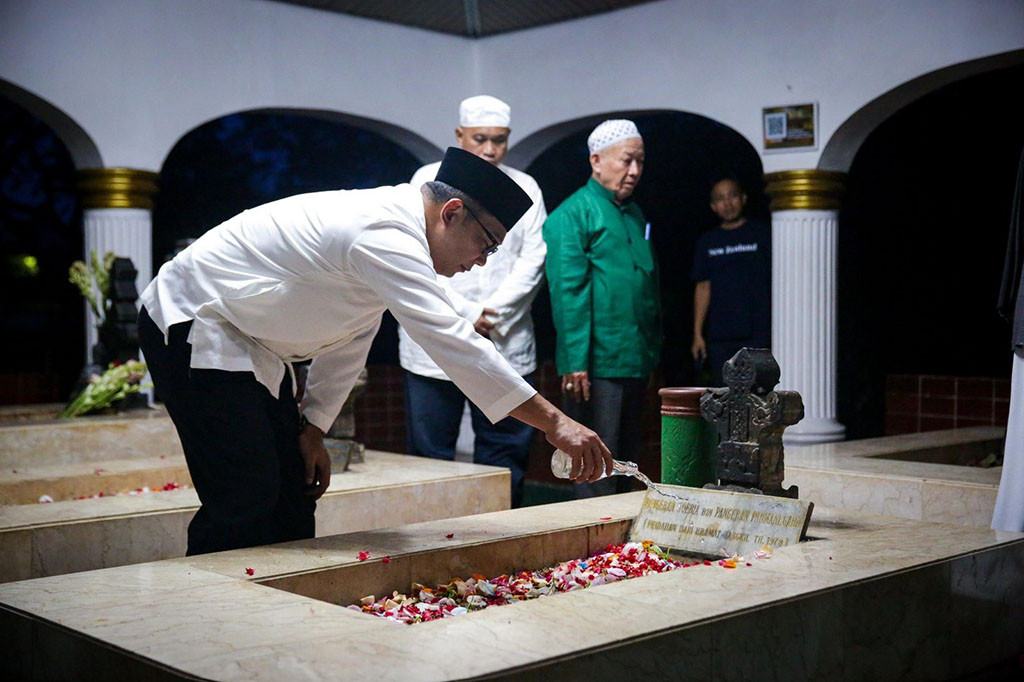 Ridwan Kamil Ziarah ke Makam Pangeran Jayakarta pada Hari Pencoblosan