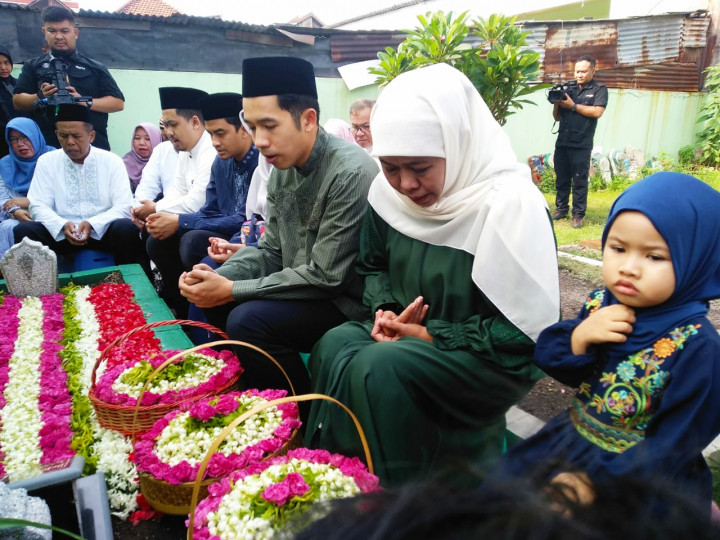 Sebelum Mencoblos, Khofifah Ziarahi Makam Suami dan Orang Tua