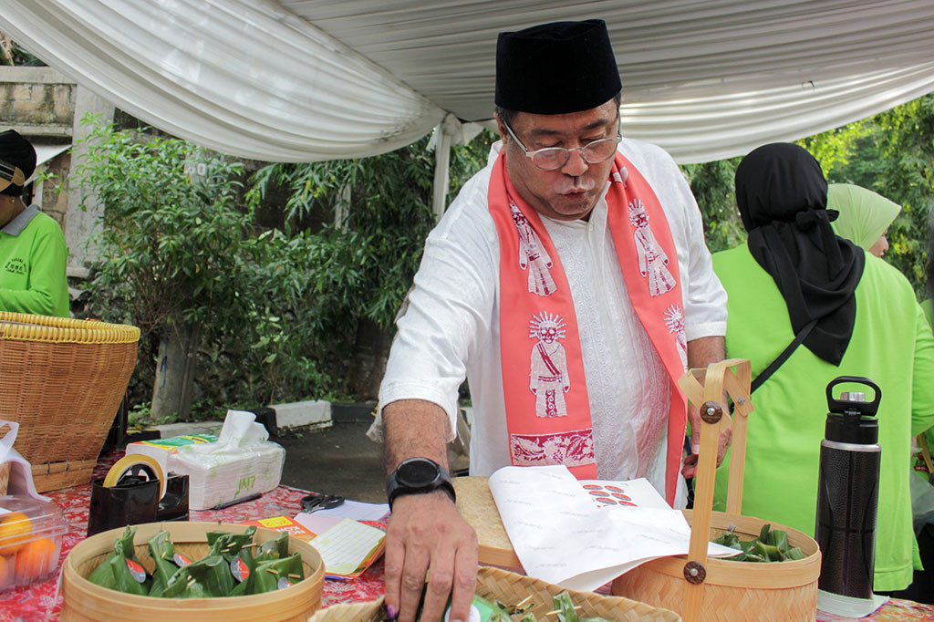 Momen Rano Karno Cicipi Nasi Bakar dan Traktir Awak Media