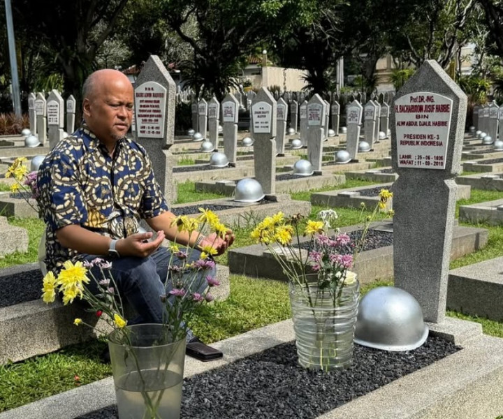 Ilham Habibie Ziarah ke Makam BJ Habibie, Netizen Ramai-ramai Lapor Coblos Pasangan ASIH