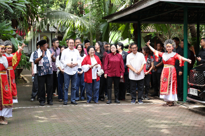 Momen Meriah Megawati Nyoblos Didampingi Pramono-Rano hingga Puan