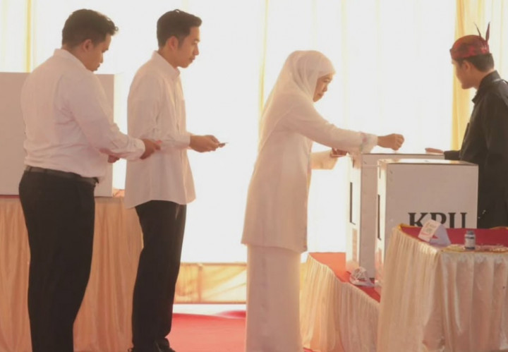 Data <i>Quick Count</i> Pilgub Jatim 83%: Khofifah-Emil Raih 57% Suara, Risma Tertinggal Jauh