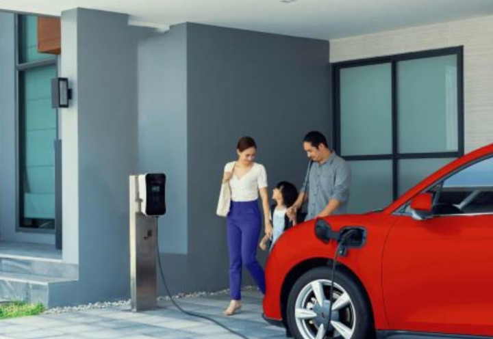 Cara Mudah Pasang Charger Mobil Listrik di Rumah, Bisa Pakai PLN Mobile!