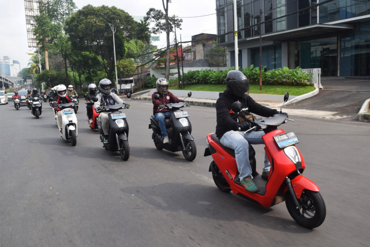 Cara Berkendara yang Aman dan Nyaman Menggunakan Motor Listrik