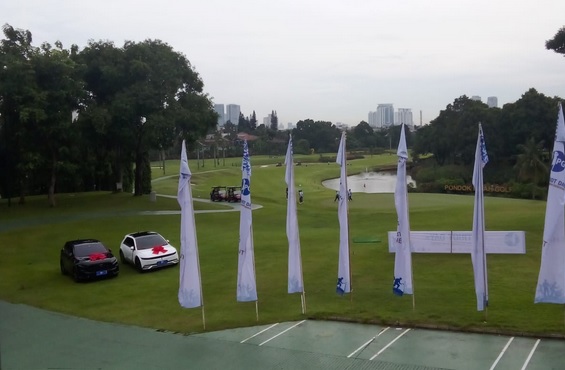Pemain Golf Asik Gelar Turnamen di Jakarta