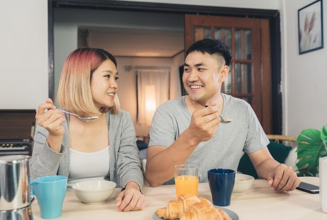 Sebab studi itu menemukan bahwa pria dapat mengonsumsi sarapan kaya karbohidrat. Sementara perempuan lebih diuntungkan dengan sarapan kaya lemak setelah bangun tidur. Ilustrasi Freepik