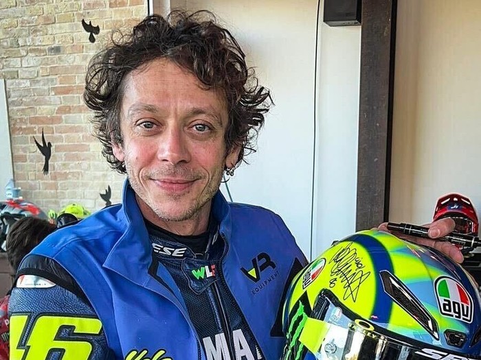 Valentino Rossi Lelang Helm Bersejarah untuk Bantu Korban Banjir Valencia