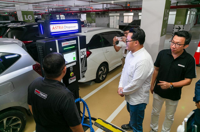 SPKLU Astra otopower di Living World Kota Wisata Cibubur di area parkir lantai dasar (lower ground) dan dapat diakses setiap hari mulai pukul 08.00 WIB hingga 22.00 WIB. Astra Otopower