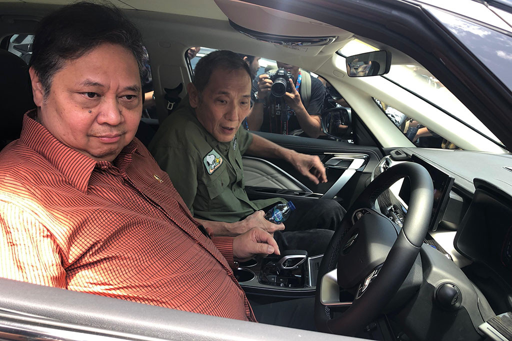 Momen Airlangga Hartarto Jajal Aletra L8 EV di GJAW 2024