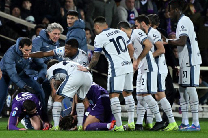 Detik-detik Pemain Fiorentina Kolaps Saat Laga Lawan Inter