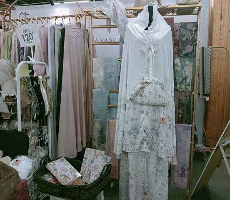 Booth Kalanascarves di bazaar Glamlocal Mid Year Sale 2024, West Mall Grand Indonesia, Jakarta. (Foto: Yuni)