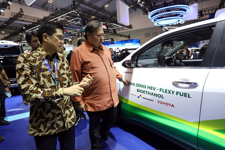 Hari Terakhir GJAW 2024, Airlangga Hartarto Kunjungi Booth Toyota