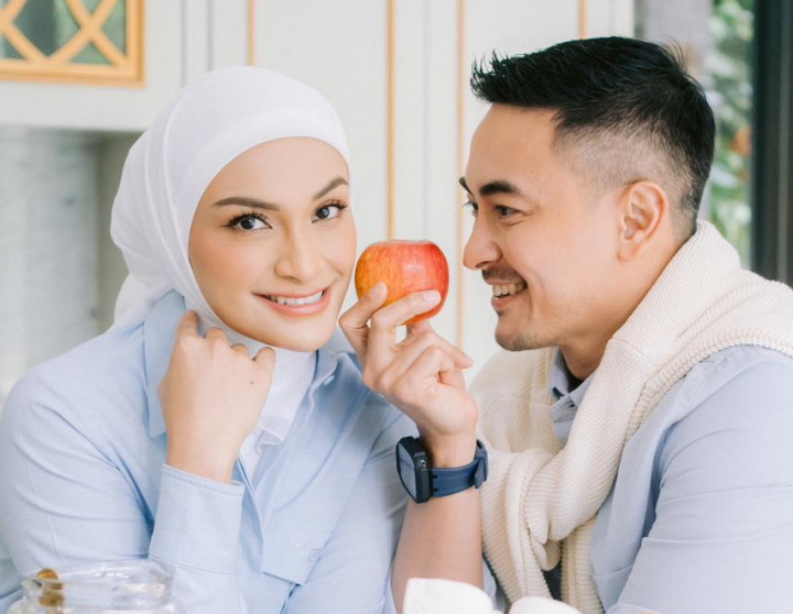 Momen Manis Zumi Zola dan Putri Zulhas Ajak Anak di Foto Prewedding