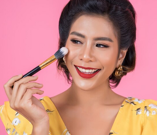 Pemilik kulit berminyak juga kerap kesulitan saat mengaplikasikan make up. (Foto: Ilustrasi. Dok. Freepik.com)