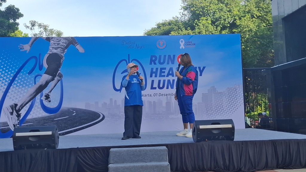 Ketua Bidang Ilmiah Yayasan Kanker Indonesia, Prof. dr. Elisna Syahruddin, Ph.D., Sp.P(K) memamparkan pentingnya untuk melakukan skrining dan deteksi dini kanker paru. Hal ini guna menekan angka pasien kanker paru. Dok. Ist