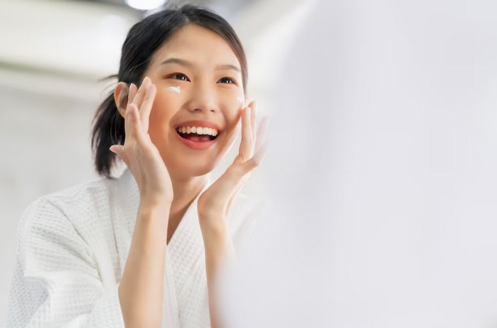 Selain menggunakannya secara rutin sebagai perawatan wajah di pagi hari, sunscreen penting untuk diaplikasikan ulang setiap dua sampai tiga jam sehari. Ilustrasi Freepik
