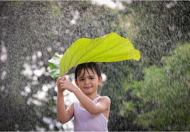 Kebiasaan mandi hujan sebenarnya sama sekali tidak membuat anak mudah jatuh sakit. Ilustrasi Freepik