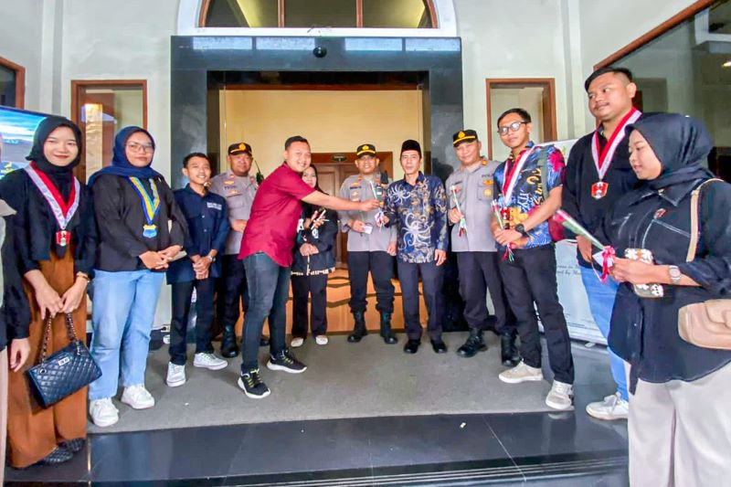 Mahasiswa Berikan Mawar Merah kepada KPU-Bawaslu Cilegon, Tanda Apa?