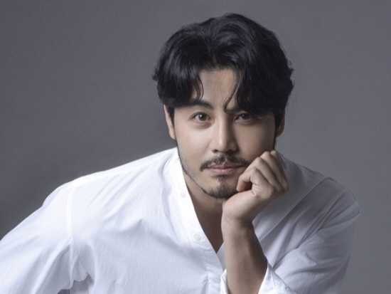 Aktor Lee Kwan Hoon Turun ke Jalan saat Darurat Militer di Korea Selatan