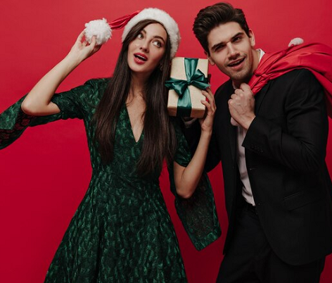 Tren Outfit Natal 2024, Lengan Bergaya, Gaun Beludru hingga Warna Metalik