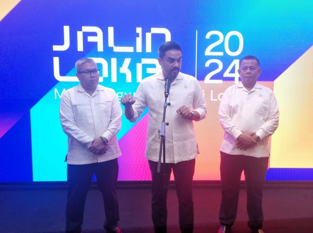 Menteri UMKM Maman Abdurrahman (tengah)