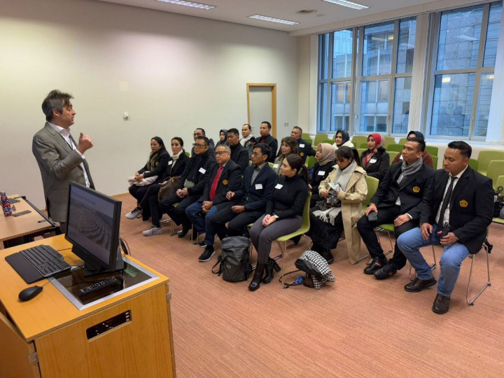 Mahasiswa Doktoral Unbor Studi Banding Parlemen ke Uni Eropa