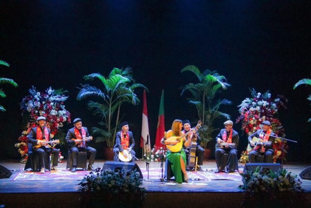 Musik indah kolaborasi Krontjong Toegoe dan Marta Pereira da Costa. (Foto: Dok. Instagram Marta Pereira da Costa/@martapereiradacosta)