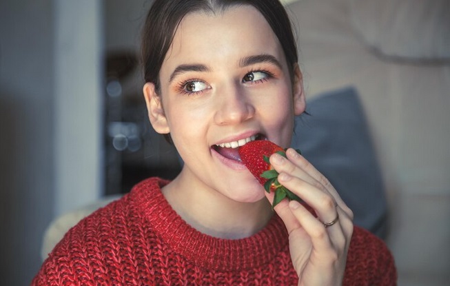 Stroberi berwarna merah cerah dan memiliki rasa manis, agak asam. Stroberi sendiri merupakan sumber serat, vitamin C, dan antioksidan yang baik. Ilustrasi-Freepik