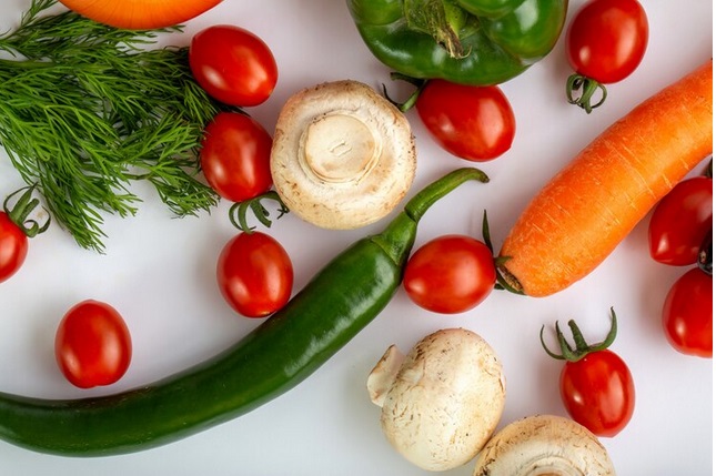 Vitamin A dapat diperoleh dari wortel, jambu merah, tomat dan paprika merah. Ilustrasi-Freepik
